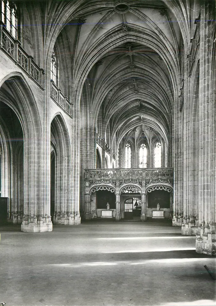 Bourg-en-Bresse (Ain) — Kirche von Brou (Anfang des 16. Jahrhunderts) — Kirchenschiff — Service Commercial Monuments Historiques Grand Palais - Paris - Vorderseite