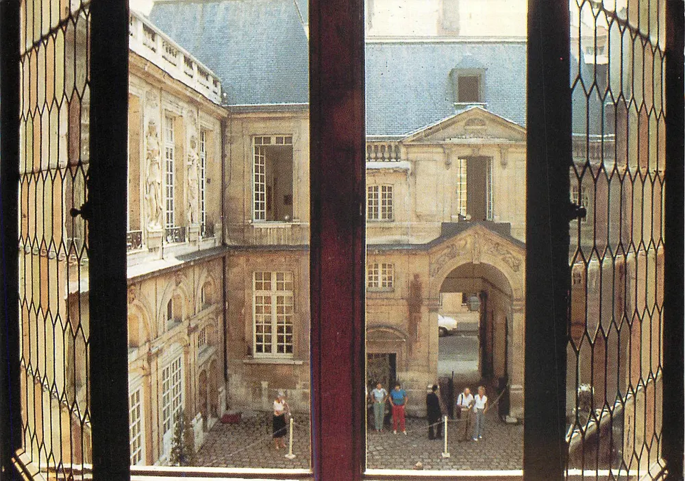 Cour de l'hôtel Carnavalet — Blick vom ersten Stock (um 1550) — veröffentlicht von der Gesellschaft der Freunde des Museums Carnavalet - Vorderseite