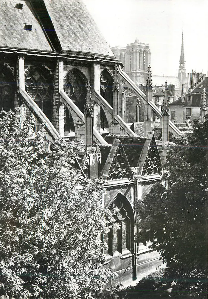 Église Saint-Séverin — vue du côté sud avec Notre-Dame en arrière-plan — Photos LE MOULT, 25, rue Guérin, Charenton - Recto