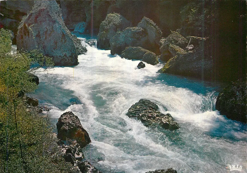 Fontaine de Vaucluse — As Cachoeiras — LUMICAP - Frente