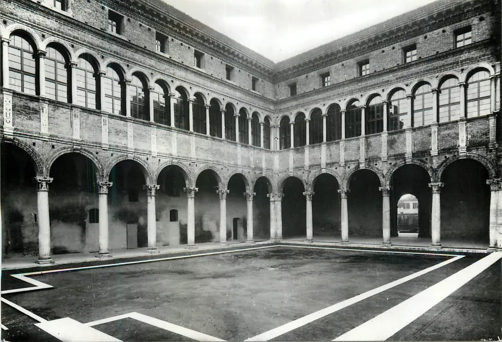 Palazzo di Ludovico il Moro — Cortile d'onore — Éditions Foto Villani, Bolonha - Frente