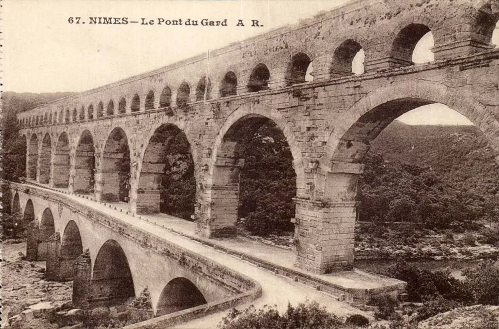 NIMES — O Pont du Gard — A R. - Frente