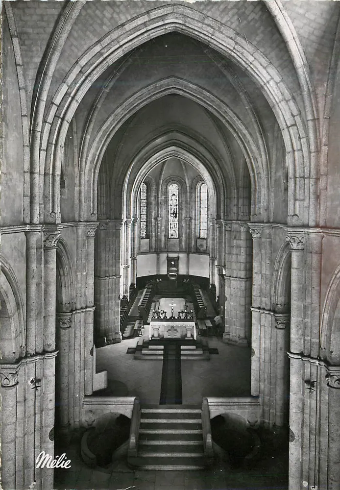 Innenraum der Kathedrale — Blick auf den Chor — Mélie - Vorderseite
