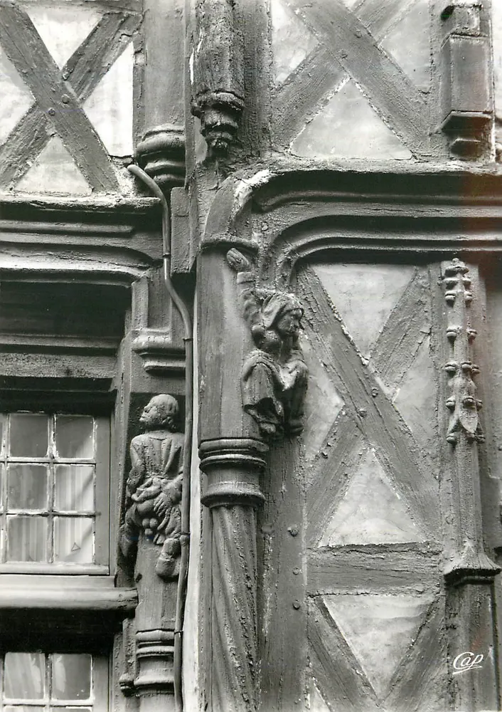 Détail d'une façade à colombages — sculptures de personnages — Cap - Recto