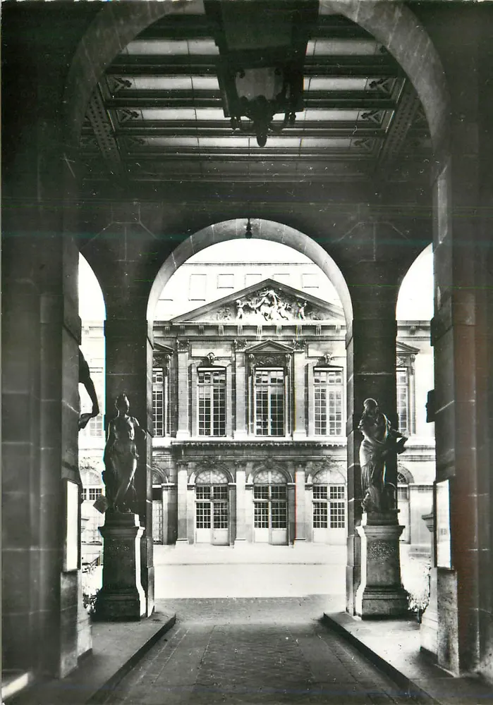 Cour intérieure du Palais Royal — vue depuis les arcades — éditeur inconnu - Recto