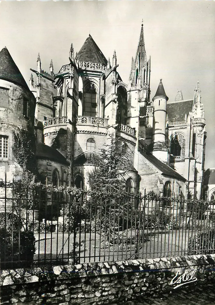 Catedral Nossa Senhora de Chartres — vista da fachada oeste — Estol - Frente