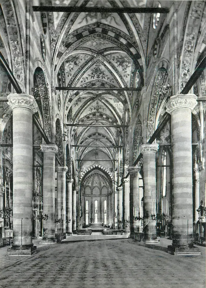 Intérieur de l'église Saint-Pierre — vue de la nef — éditeur non identifié, n° de série non visible - Recto