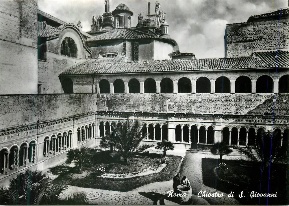 Roma - Chiostro di S. Giovanni — vista do claustro com arcadas e jardim central - Frente