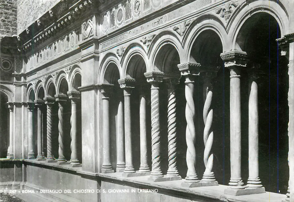 Rom - Detail des Klosters von S. Giovanni in Laterano — Säulen und Bögen - Vorderseite