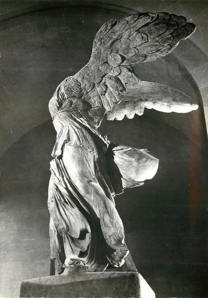 Vênus de Milo — estátua decapitada — Museu do Louvre - Frente