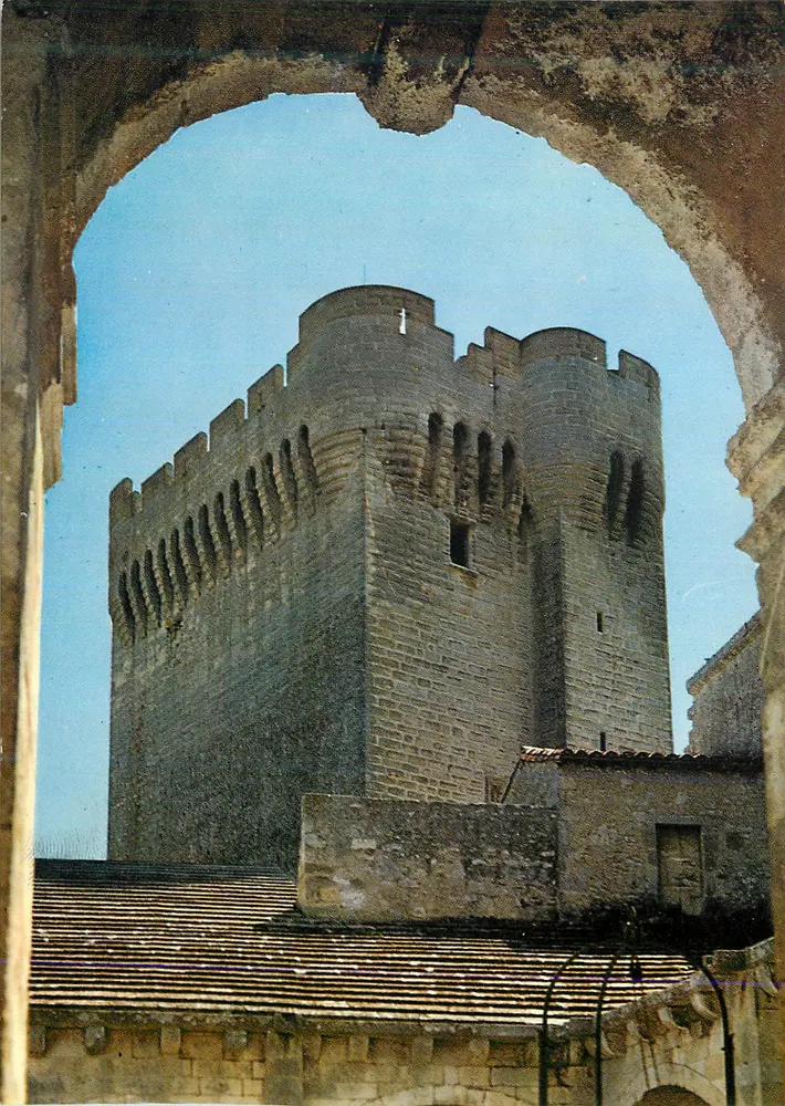 Torre do castelo de Montclus — vista enquadrada por um arco — editor não visível - Frente