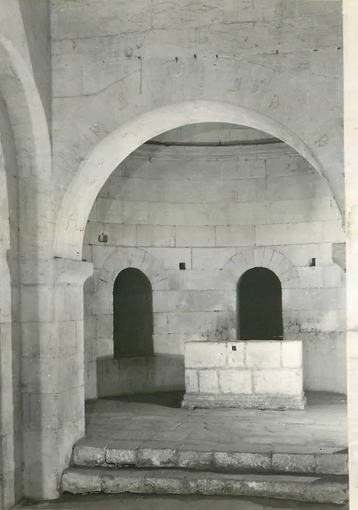 Interior da abadia de Saint-Martin de Laon — capela ou cripta — editor desconhecido, número de série não visível - Frente