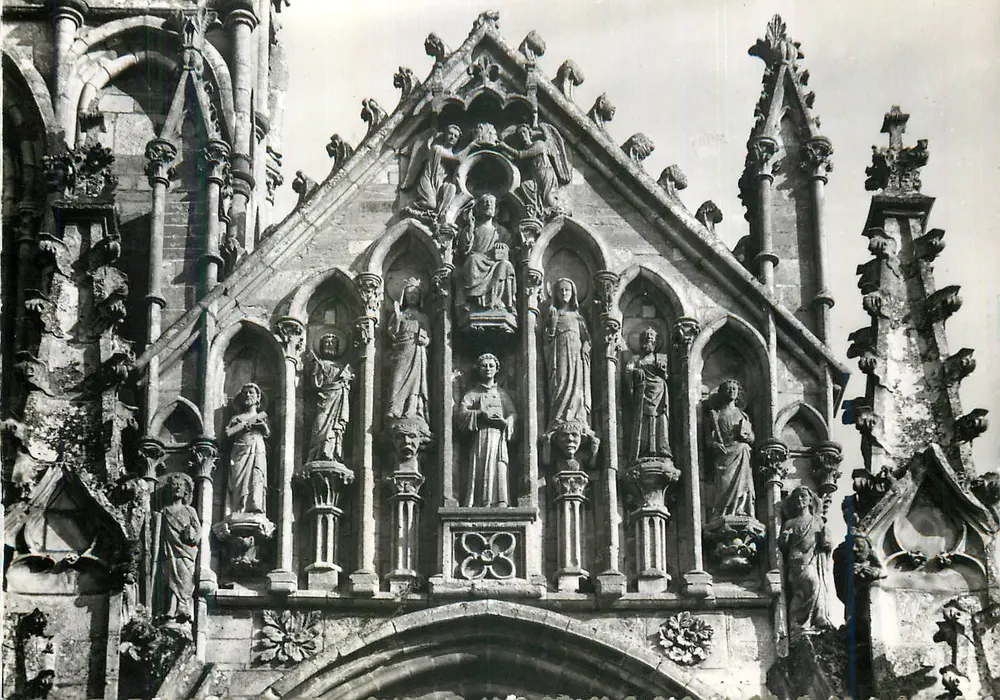 Fresque sculptée de la façade de la cathédrale — détails de la rosace et des statues — éditeur non visible - Recto