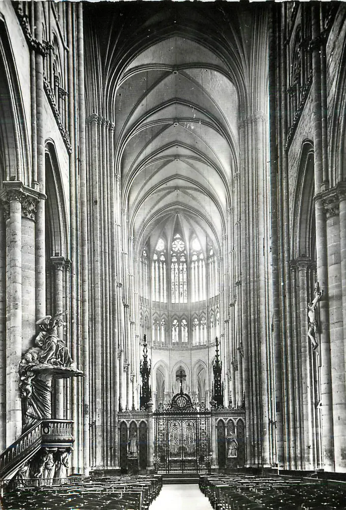 Intérieur de la cathédrale Notre-Dame de Reims — vue de la nef — éditeur non identifié - Frente