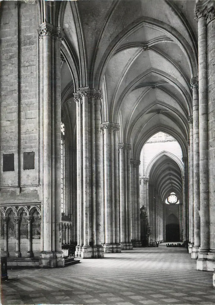 Innenansicht der Kathedrale — Blick auf die Kirchenschiffe und gotischen Gewölbe — Verlag nicht sichtbar - Vorderseite