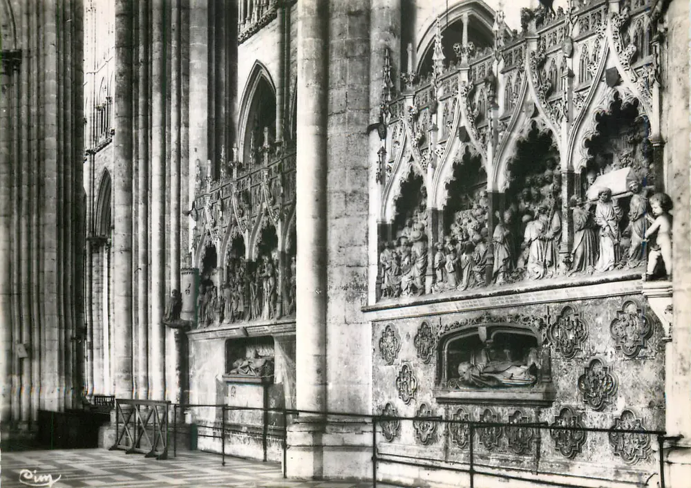 Intérieur de la cathédrale de Reims — chapiteaux et retable gothique — éditeur R. D. R. (R. D. R. 27) - Recto