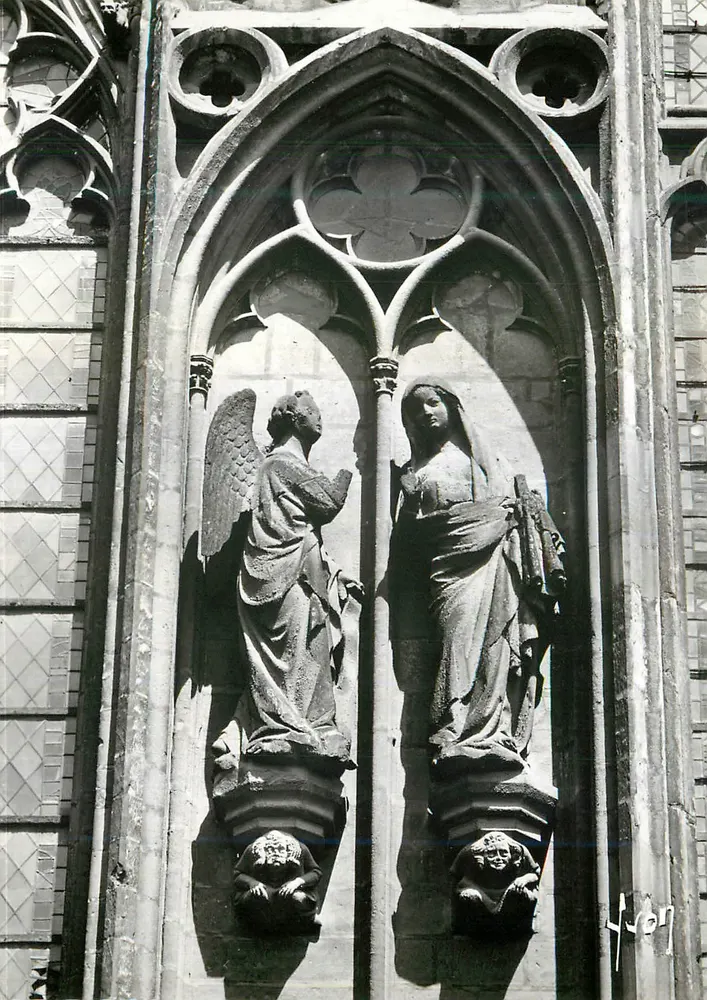 Statuen von Engeln und einer Heiligen — Gotische Fassade — H. Con - Vorderseite