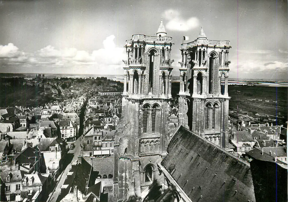 Catedral de Nossa Senhora de Chartres — vista aérea — editor desconhecido - Frente
