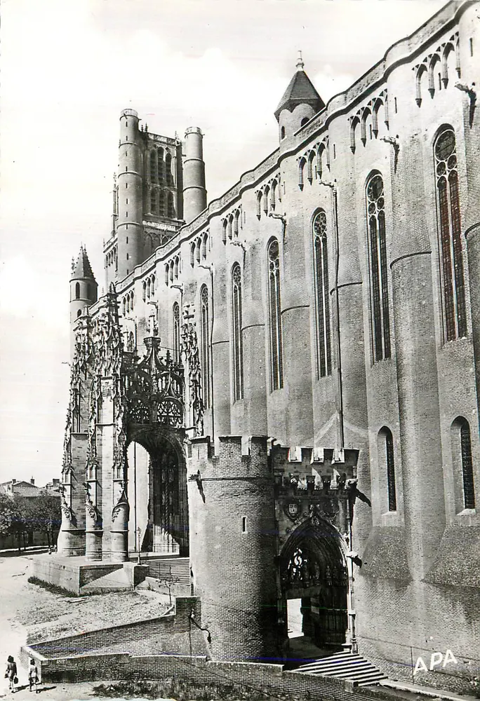 Catedral de Nossa Senhora de Toulouse — vista da fachada e das torres — editor APA - Frente