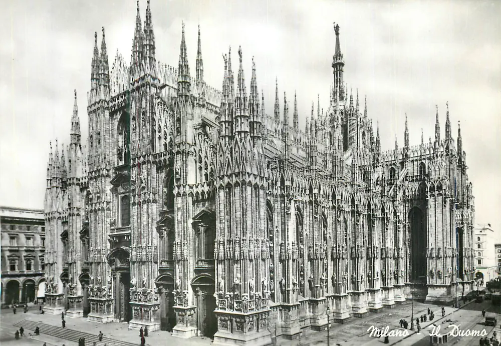 Milão - O Duomo — vista panorâmica da catedral gótica - Frente