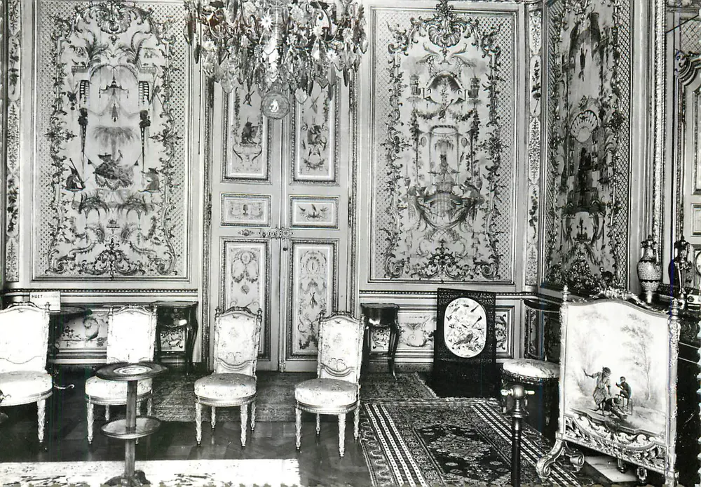 Interior de um salão ricamente decorado — motivos chineses e ornamentos barrocos — editor desconhecido - Frente