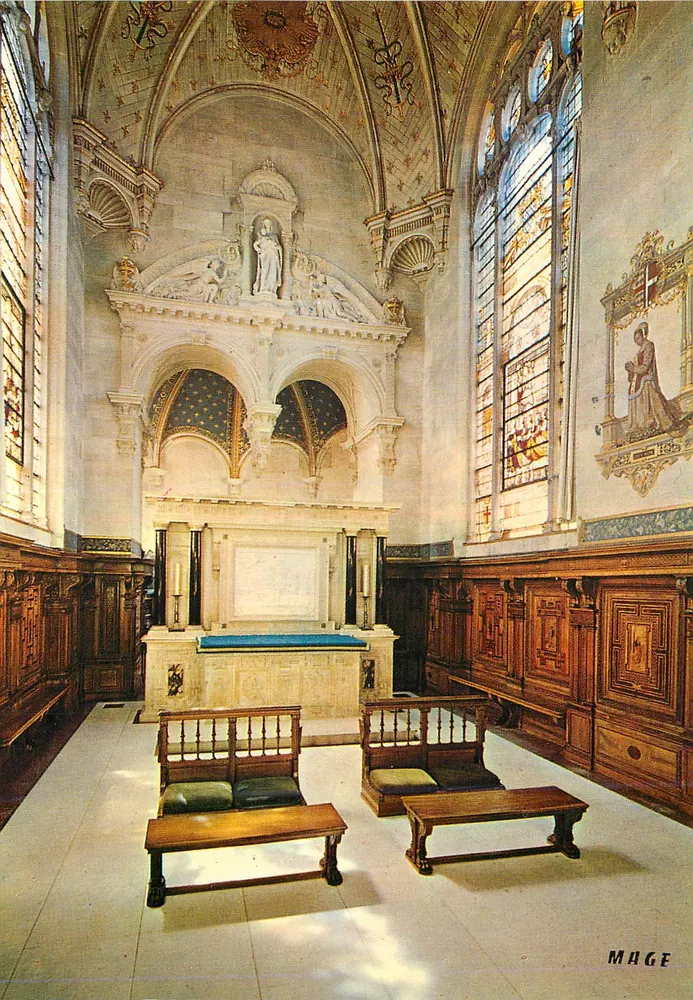 Innenraum einer Kapelle — architektonische Details und Glasfenster — Verlag MAGE - Vorderseite