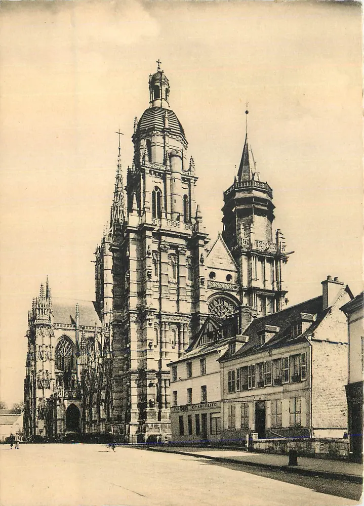 Catedral de Nossa Senhora de Chartres — vista da fachada e torres — editor Cassielle, número de série não visível - Frente