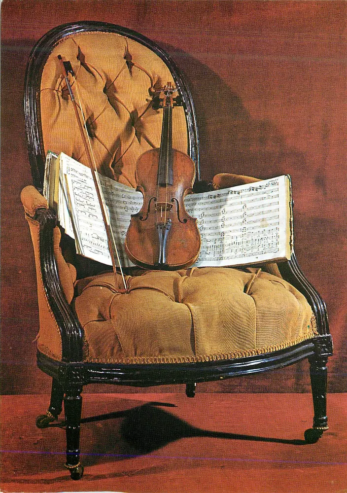 एक वायोलिन और गीतों के पृष्ठ एक कुर्सी पर — घर के दृश्य — अज्ञात प्रकाशक - आगे