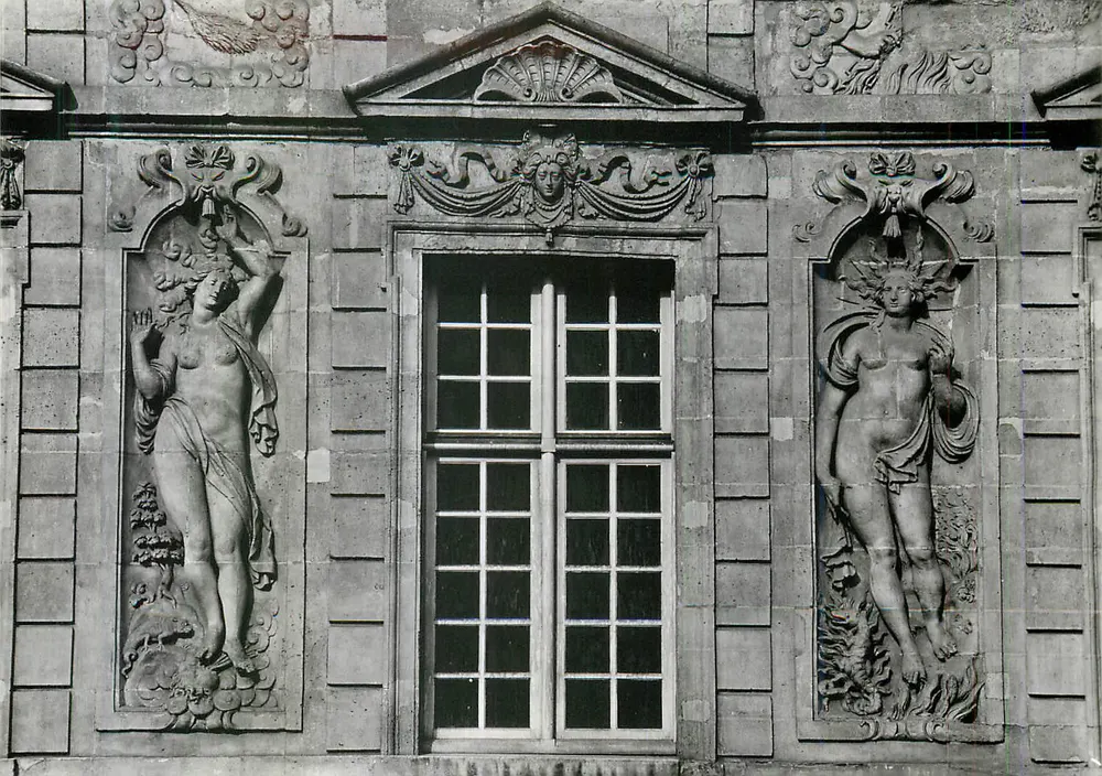 Okno zdobione bas-reliefsami — Hotel de Ville w Metz — Wydawca: Anonimowa Spółka Fotografii w Metz, nr 347 - Awers