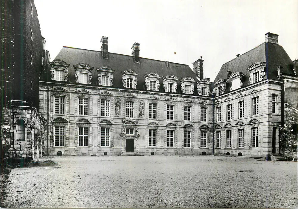 Castelo de Vincennes — cour intérieure — éditeur non identifié - Frente