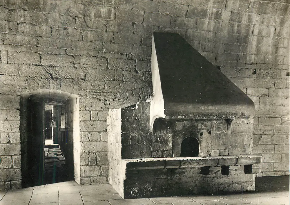 Four à pain dans une ancienne forteresse — éditeur non visible - Recto