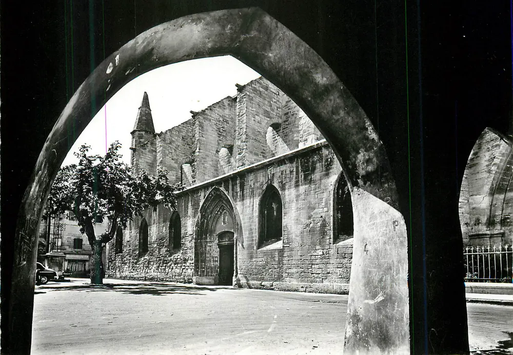 Église ruinée vue à travers un arc — Éditeur inconnu, n° de série non lisible - Recto