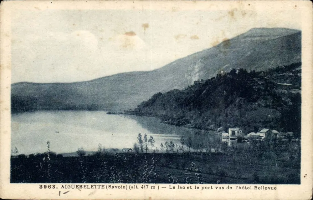 Aiguebelette (Savoie) — See und Hafen von der Bellevue Hotel aus gesehen — Grimald, Chambéry - Vorderseite