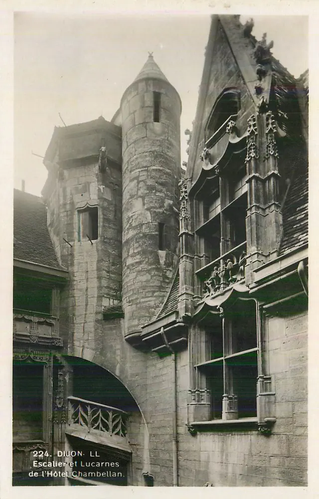 Escalier et lucarnes de l'Hôtel Chambellan — Dijon — LL n°224 - Recto