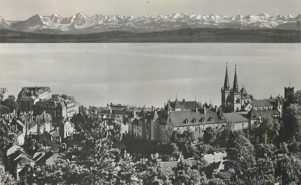 Vue de la ville et du lac avec montagnes enneigées en arrière-plan — éditeur et n° de série non lisibles - Recto