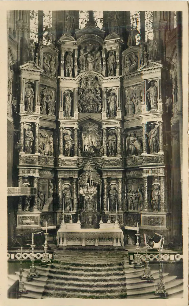 Interior de uma igreja — altar e retábulo esculpido — editor desconhecido, número de série ilegível - Frente