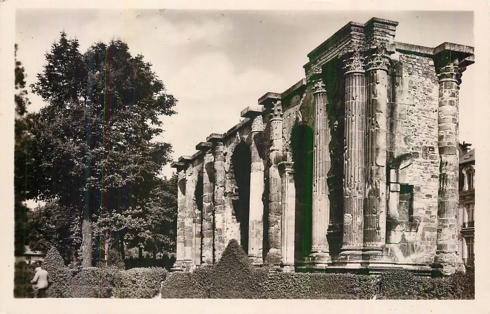 Ruínas do templo da Maison Carrée em Nîmes — editor não visível - Frente