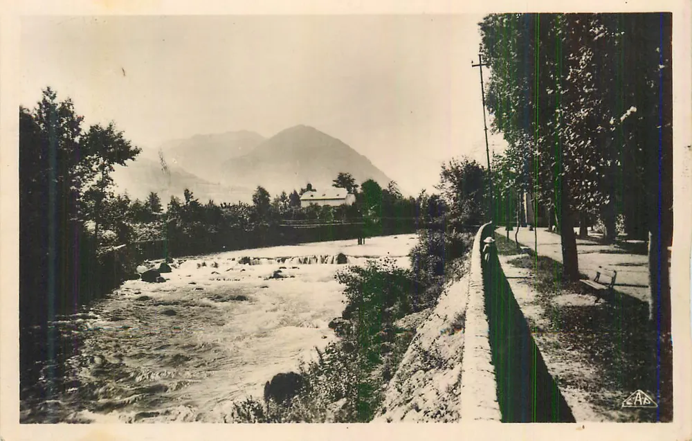 Río en la montaña — vista con camino bordeado de árboles — editor A.A. (logo triangular) - Anverso