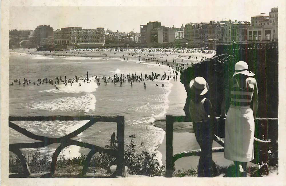 Plage animée — vue depuis un promontoire — Y.W. 1907 - Recto