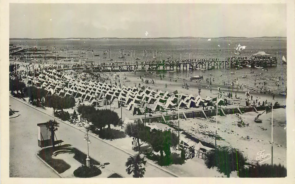Praia e pontão em Pornichet — vista aérea — editor Flor, número de série ilegível - Frente