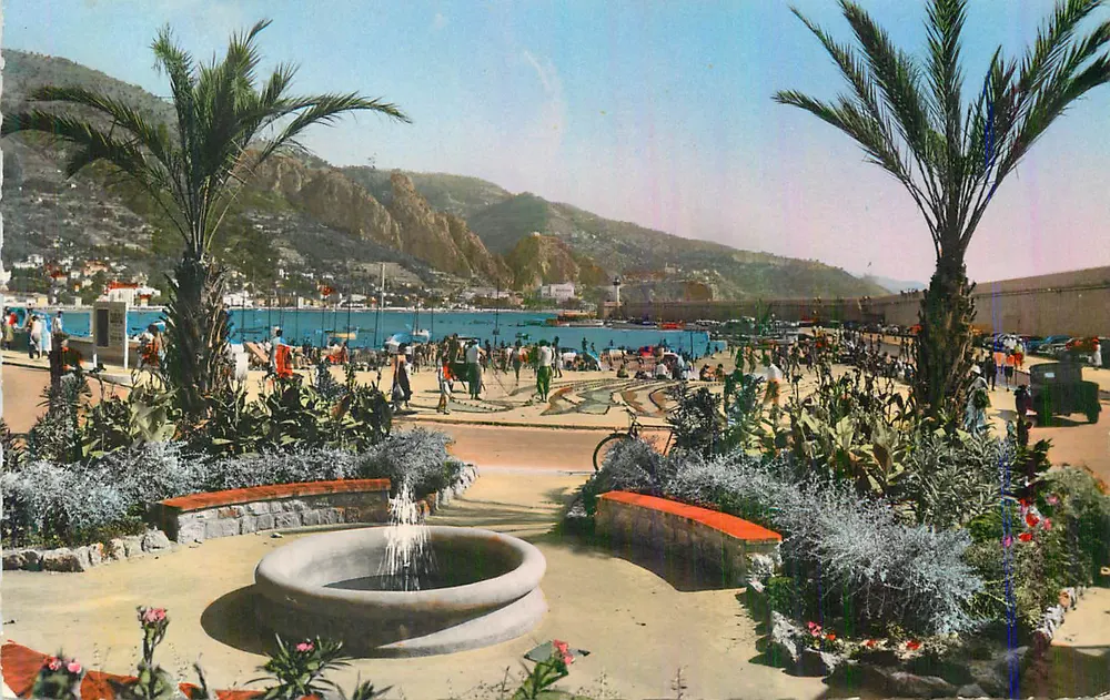 Praia de Mônaco — vista do porto com fonte e palmeiras — editor não visível - Frente