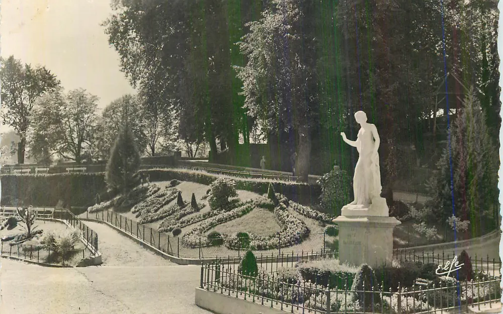 Statue de la Vierge — Jardin de la Ville — Éditeur 'E. Le Fe' n° 123 - Recto