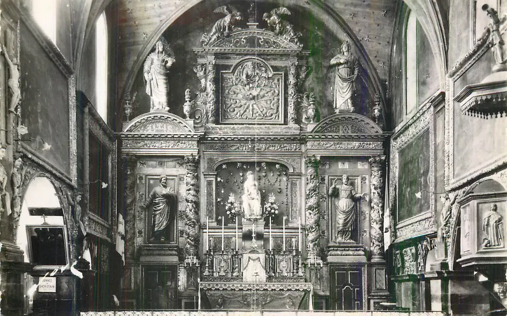 Interior de uma igreja — altar e estátuas — editor Jonnei Backstein - Frente