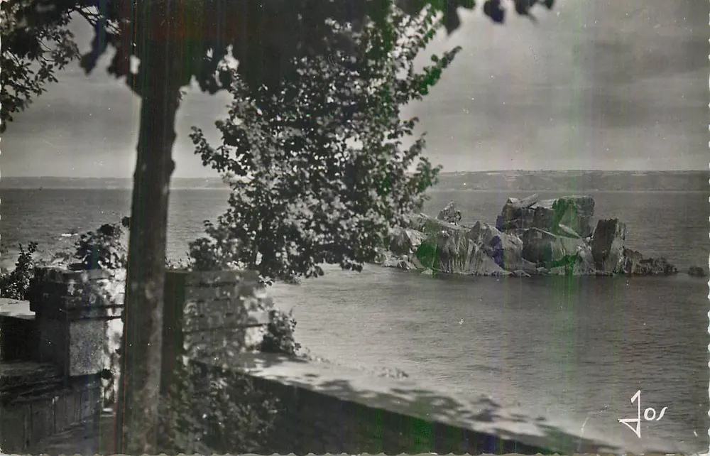 Vue de rochers au bord de la mer — Jos - Recto