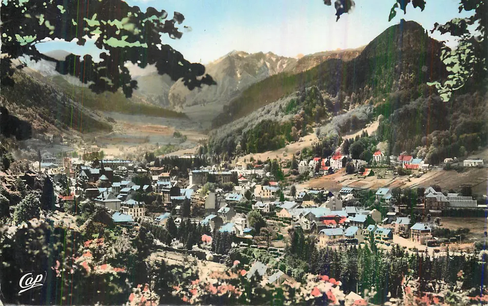 Vila alpina encaixada — vista panorâmica — editor Cap - Frente