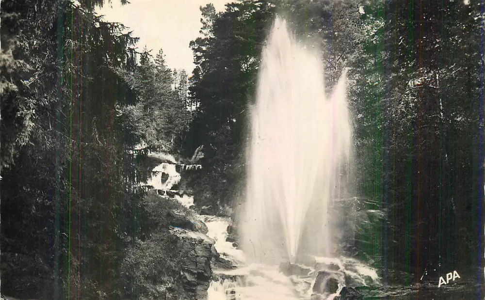 Wasserfall in der Wald — APA - Vorderseite