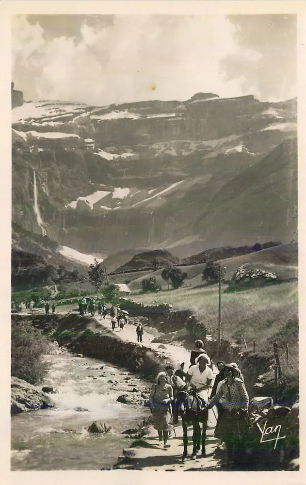 Paisagem montanhosa com cachoeira — Yan - Frente