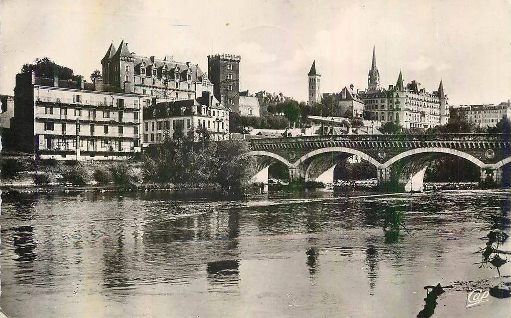 Visão da cidade com ponte e rio — editor Cap - Frente
