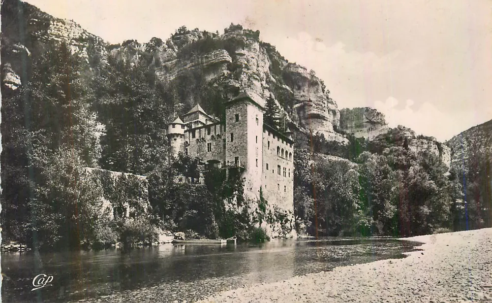 Castelo da Roche — na margem de um rio — Cap - Frente