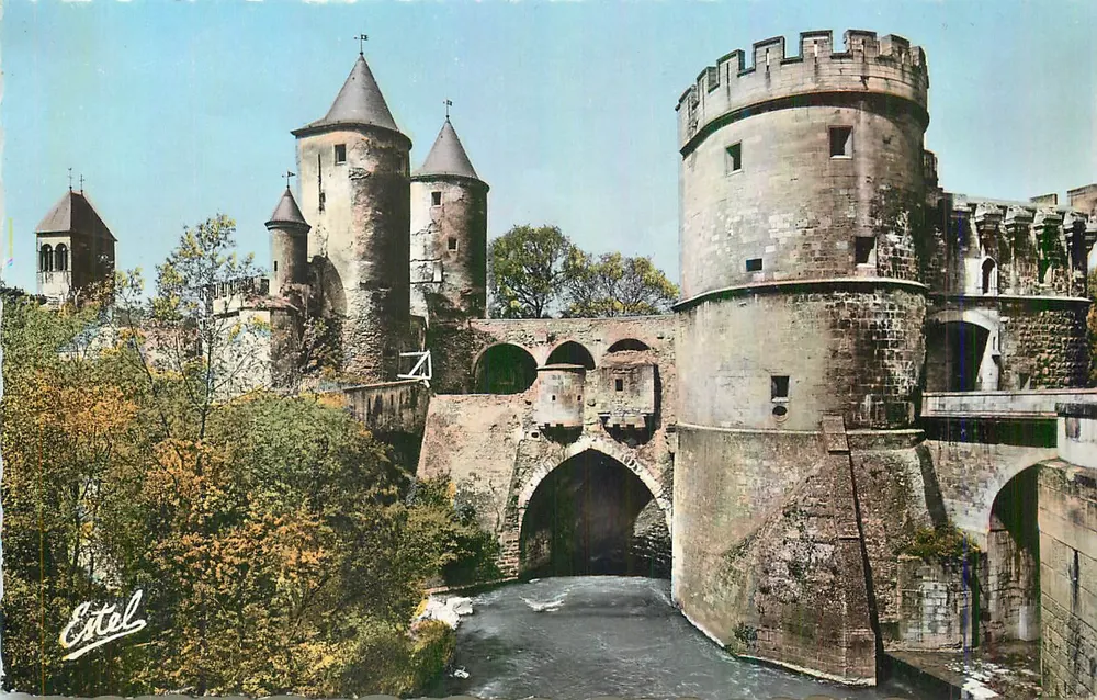 Schloss Carcassonne — Stadttor — Étel - Vorderseite